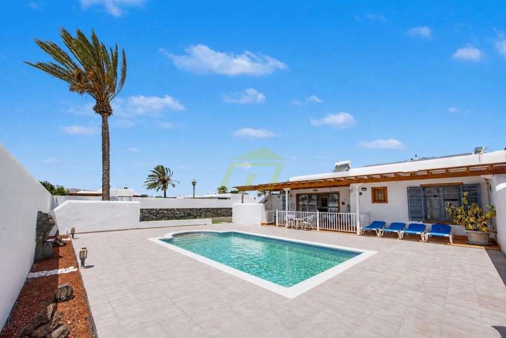 2 bedroom Villa for sale in Playa Blanca with pool - € 435,000 (Ref: 9964621)