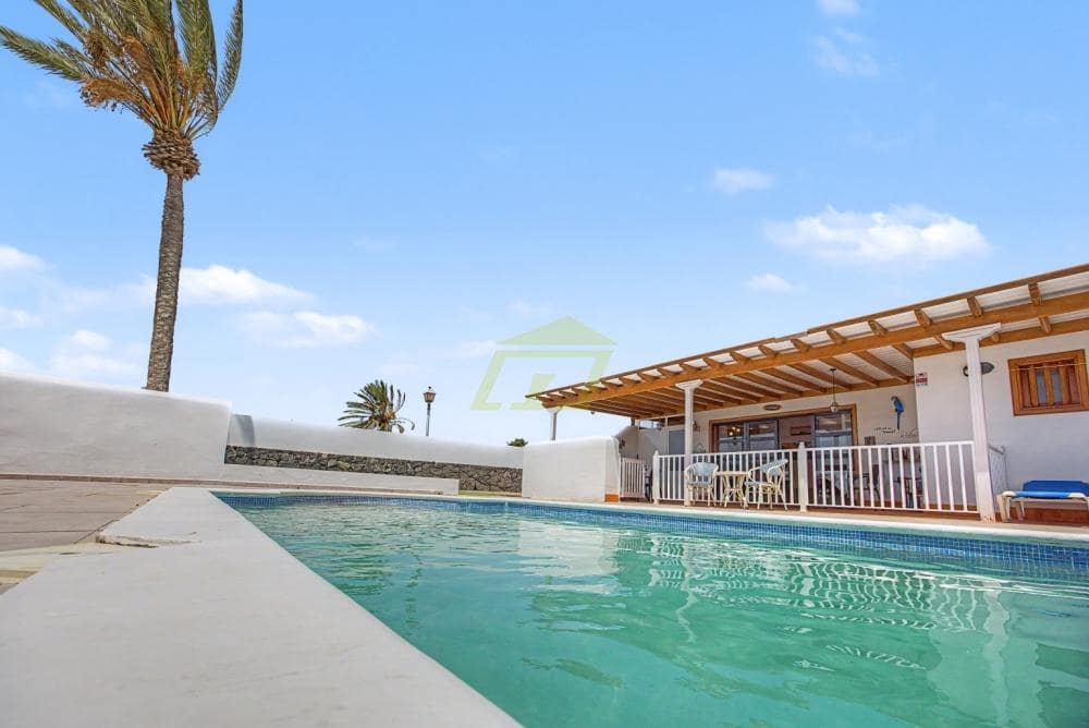 2 bedroom Villa for sale in Playa Blanca with pool - € 435,000 (Ref: 9964621)