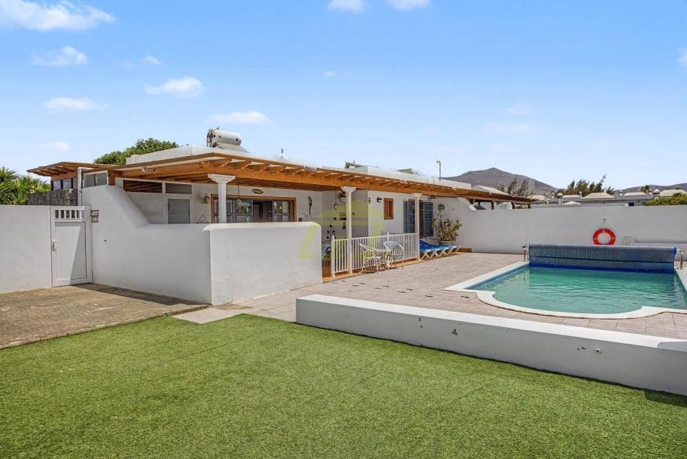 2 bedroom Villa for sale in Playa Blanca with pool - € 435,000 (Ref: 9964621)