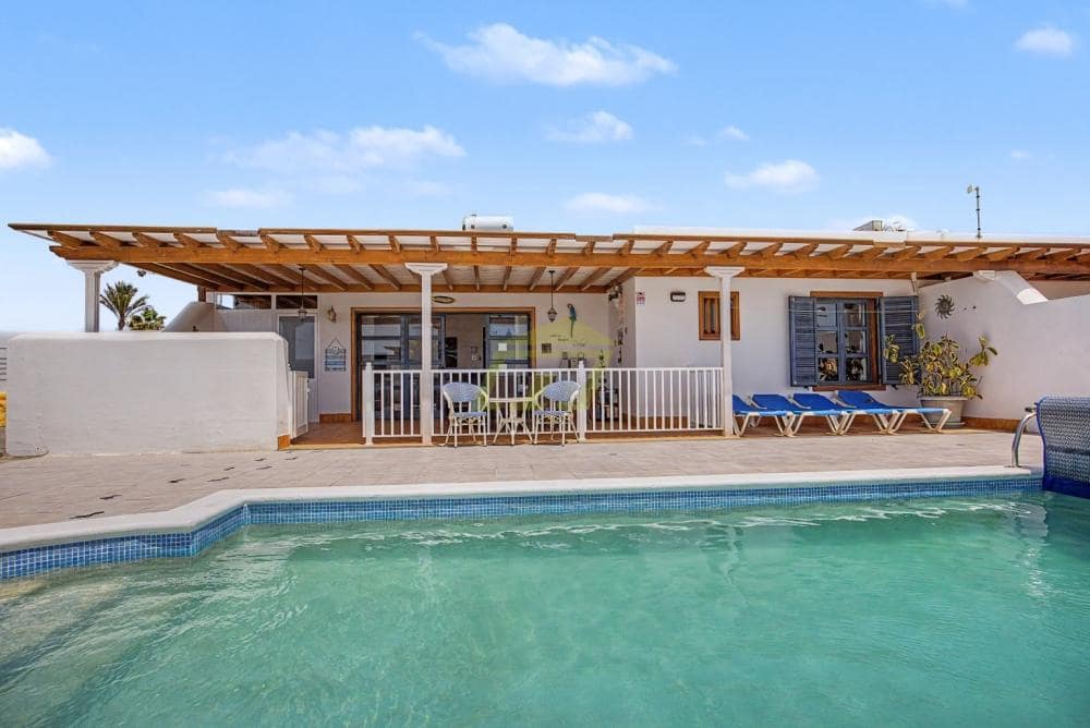 2 bedroom Villa for sale in Playa Blanca with pool - € 435,000 (Ref: 9964621)