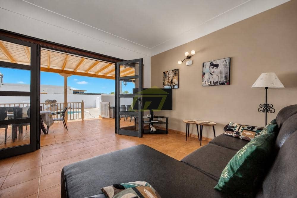 2 bedroom Villa for sale in Playa Blanca with pool - € 435,000 (Ref: 9964621)