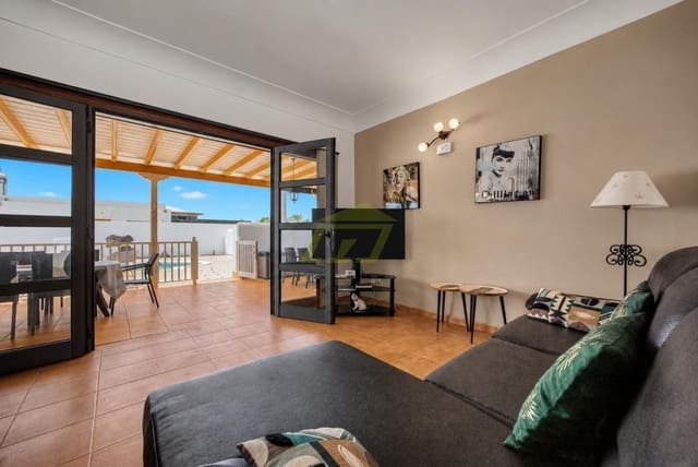 2 bedroom Villa for sale in Playa Blanca, Yaiza with pool - € 435,000 (Ref: 9964621)