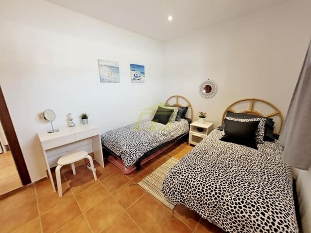 3 soverom Villa til salgs i Playa Blanca, Yaiza med svømmebasseng garasje - € 475 000 (Ref: 9969156)
