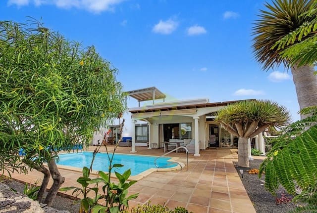 2 sypialnia Willa na sprzedaż w Playa Blanca, Yaiza z basenem - 495 000 € (Ref: 9978122)