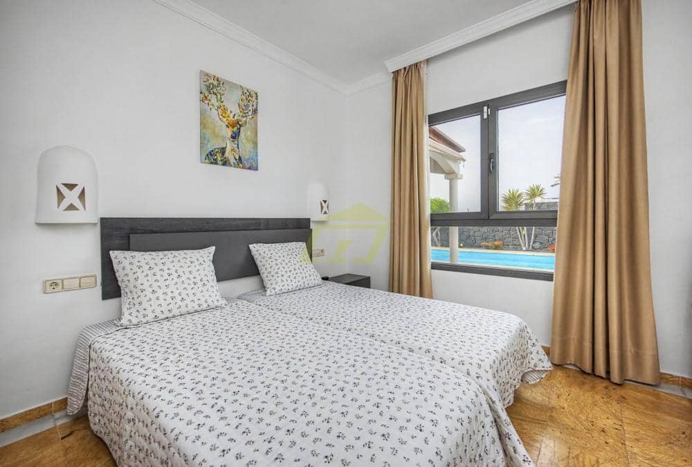 2 bedroom Villa for sale in Playa Blanca with pool - € 495,000 (Ref: 9978122)