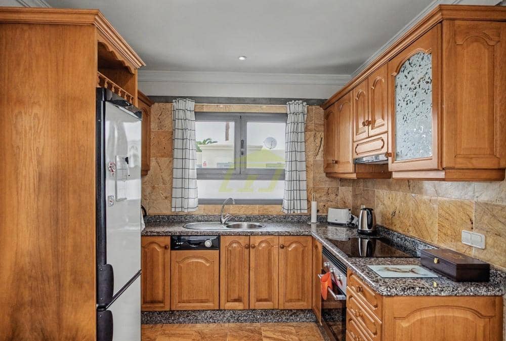 2 bedroom Villa for sale in Playa Blanca with pool - € 495,000 (Ref: 9978122)