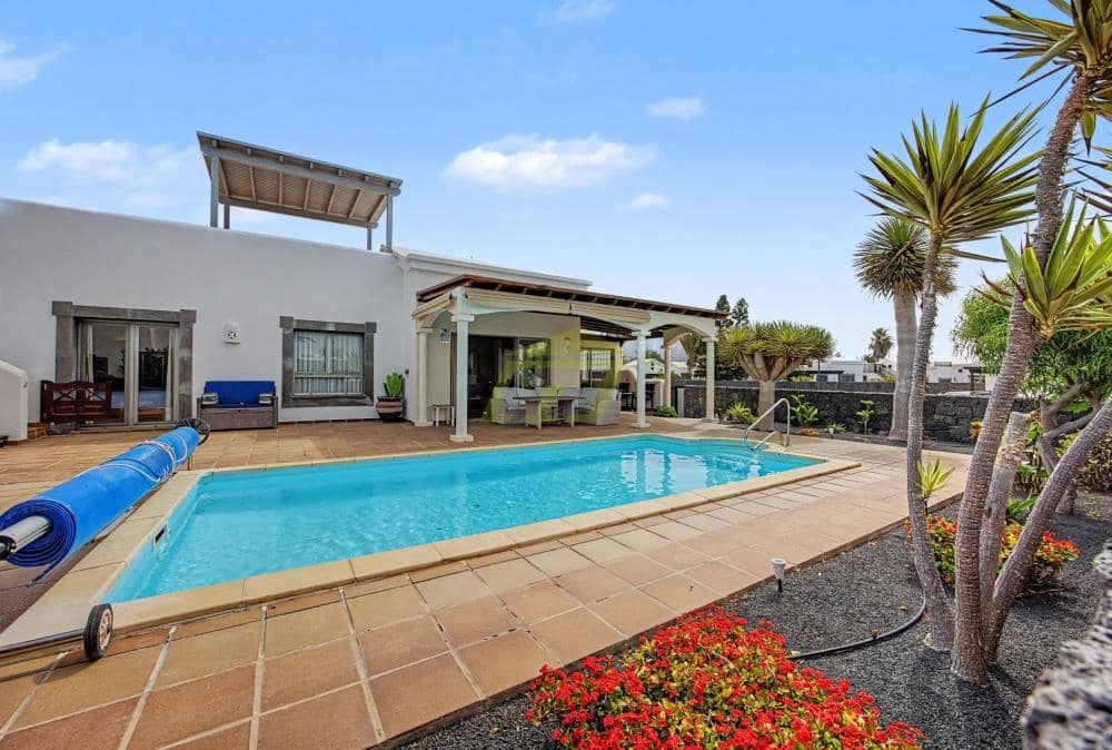 2 bedroom Villa for sale in Playa Blanca with pool - € 495,000 (Ref: 9978122)