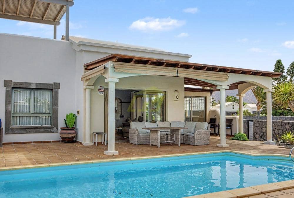 2 bedroom Villa for sale in Playa Blanca with pool - € 495,000 (Ref: 9978122)
