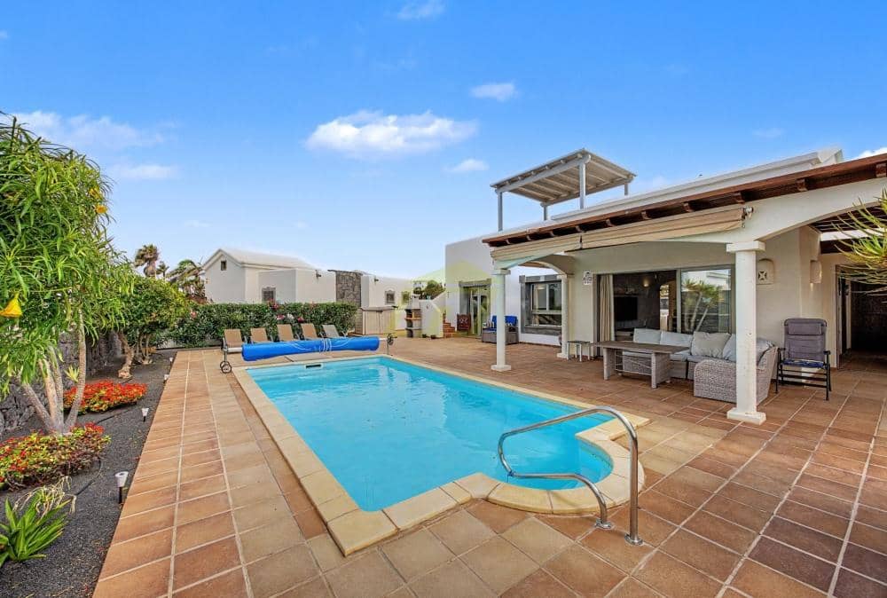 2 bedroom Villa for sale in Playa Blanca with pool - € 495,000 (Ref: 9978122)