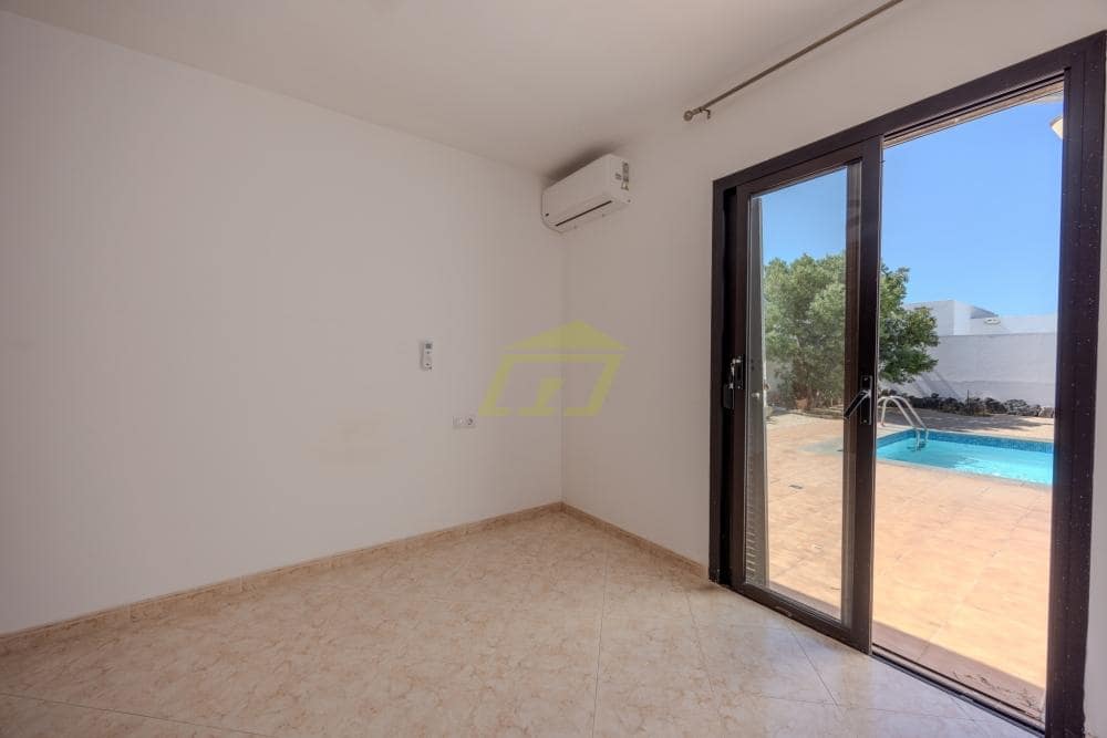 3 soverom Villa til salgs i Playa Blanca med svømmebasseng garasje - € 440 000 (Ref: 9996576)