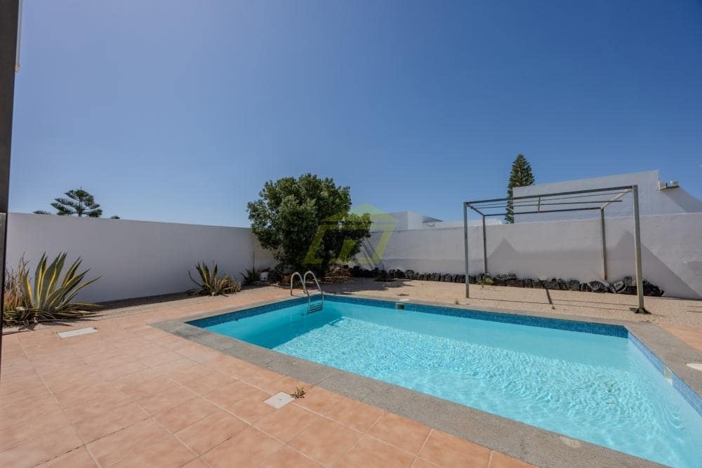 3 soverom Villa til salgs i Playa Blanca med svømmebasseng garasje - € 440 000 (Ref: 9996576)