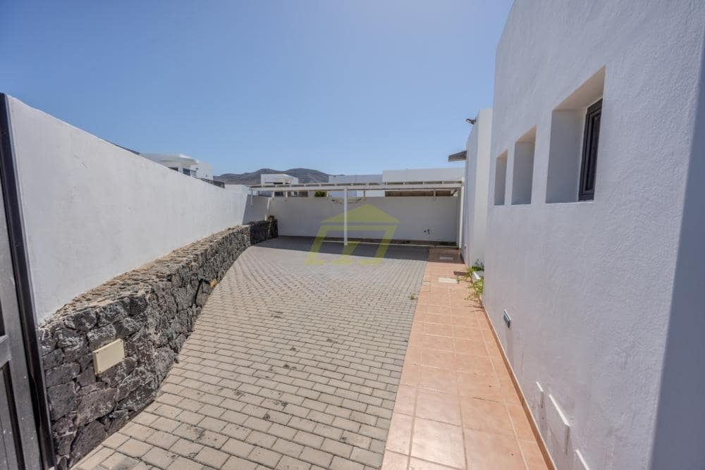 3 soverom Villa til salgs i Playa Blanca med svømmebasseng garasje - € 440 000 (Ref: 9996576)