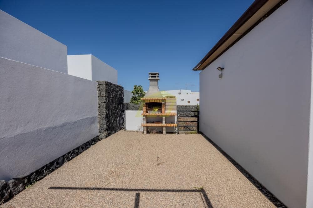 3 soverom Villa til salgs i Playa Blanca med svømmebasseng garasje - € 440 000 (Ref: 9996576)