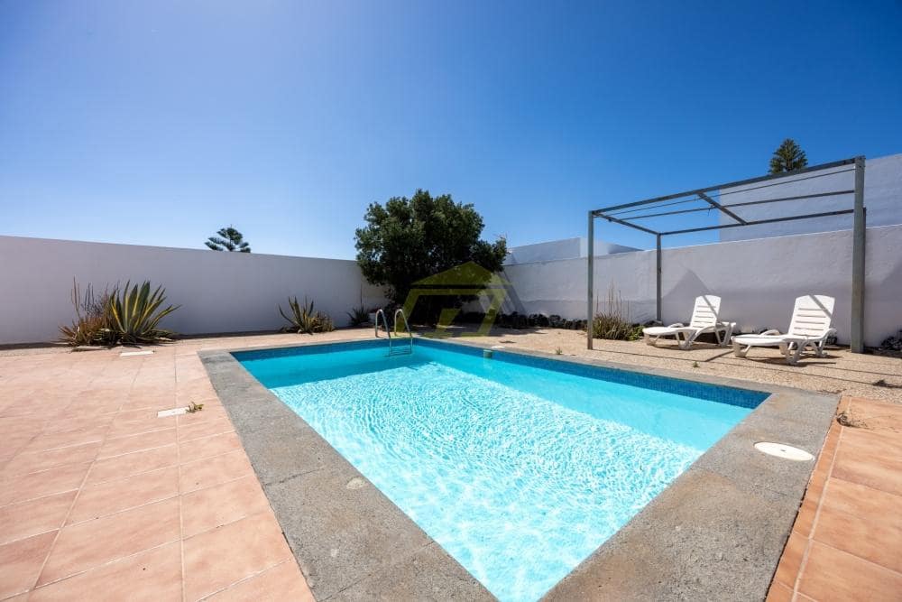3 soverom Villa til salgs i Playa Blanca med svømmebasseng garasje - € 440 000 (Ref: 9996576)