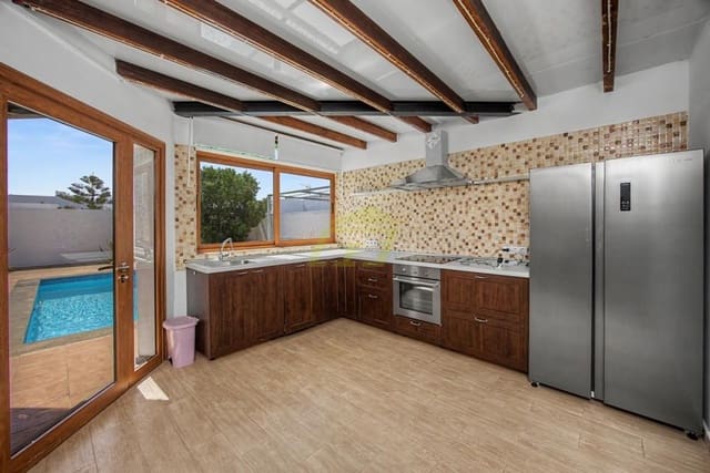 3 soverom Villa til salgs i Playa Blanca, Yaiza med svømmebasseng garasje - € 440 000 (Ref: 9996576)