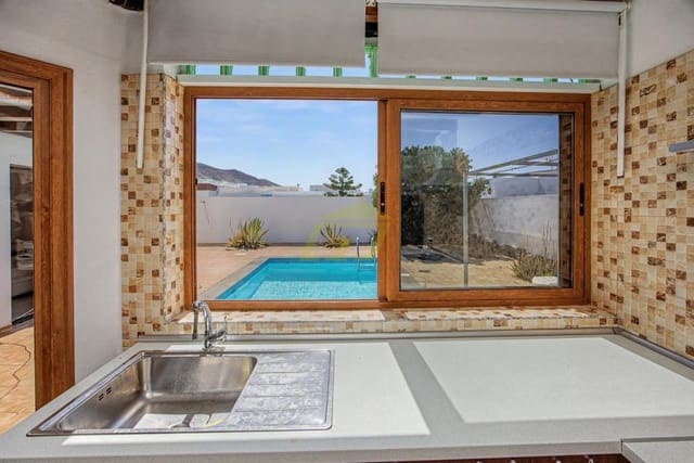 3 soverom Villa til salgs i Playa Blanca, Yaiza med svømmebasseng garasje - € 440 000 (Ref: 9996576)