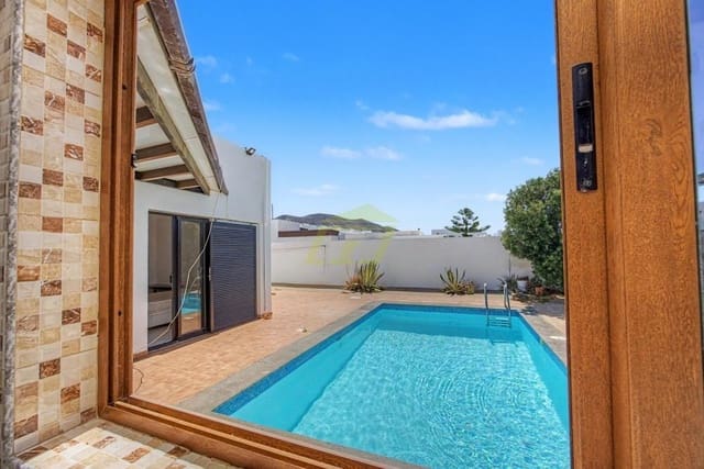 3 soverom Villa til salgs i Playa Blanca, Yaiza med svømmebasseng garasje - € 440 000 (Ref: 9996576)