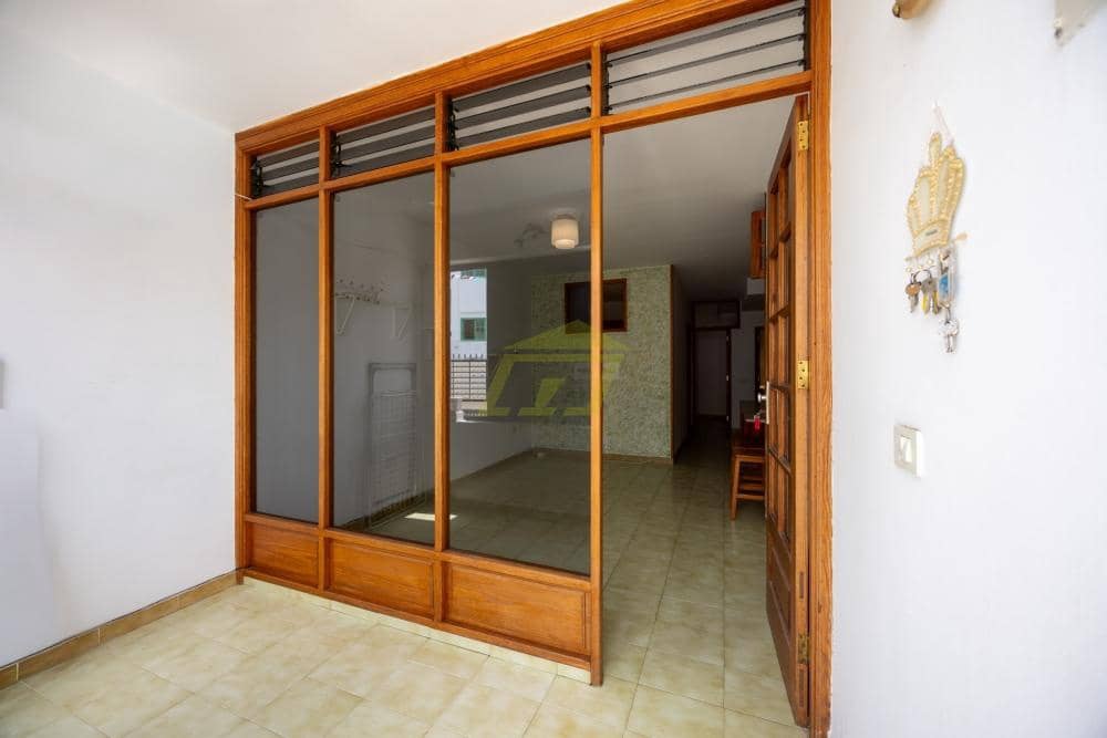 2 soverom Kommersiell til salgs i Puerto del Carmen med svømmebasseng - € 136 000 (Ref: 9996577)
