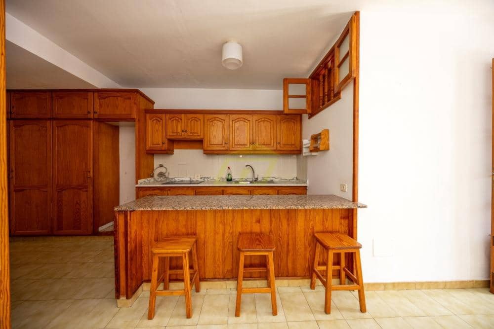 2 soverom Kommersiell til salgs i Puerto del Carmen med svømmebasseng - € 136 000 (Ref: 9996577)