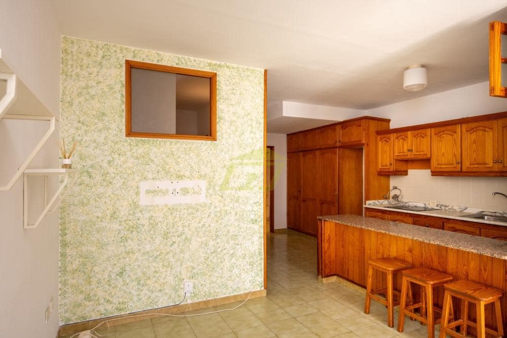2 soverom Kommersiell til salgs i Puerto del Carmen med svømmebasseng - € 136 000 (Ref: 9996577)