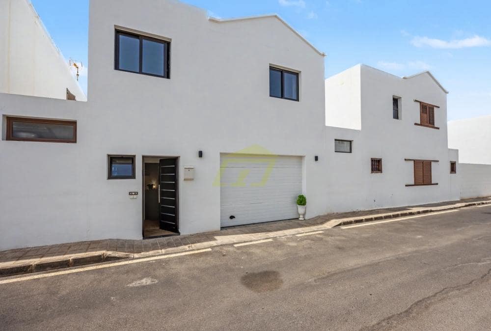 Chalet de 3 habitaciones en Playa Honda en venta - 489.000 € (Ref: 9996578)