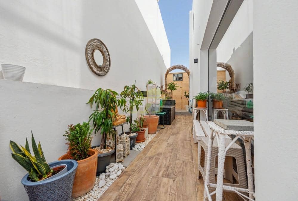 Chalet de 3 habitaciones en Playa Honda en venta - 489.000 € (Ref: 9996578)