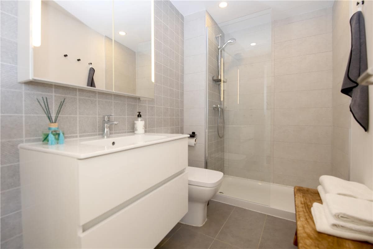 3 soveværelse Penthouse til leje i Estepona med swimmingpool garage - € 3.600 (Ref: 10165347)