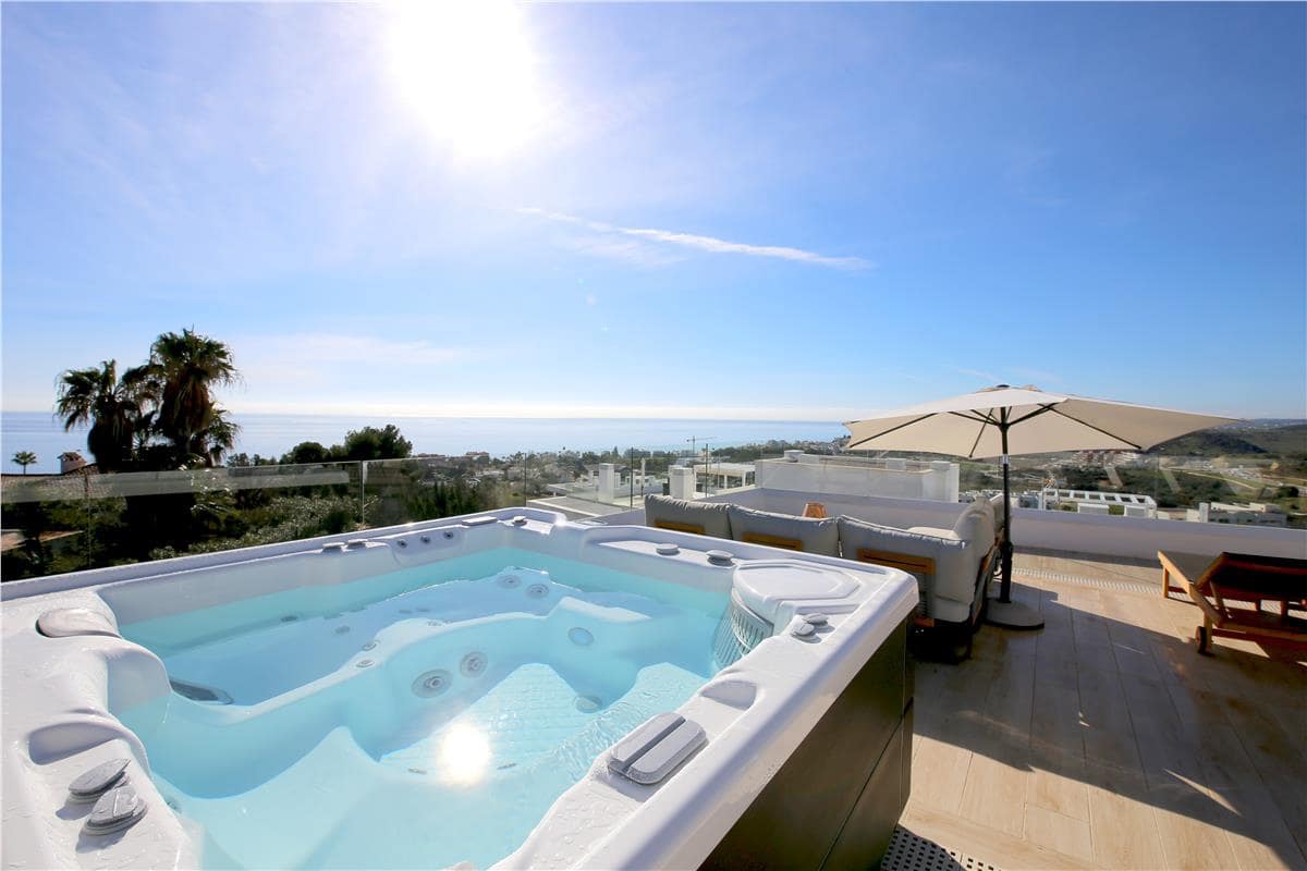 3 soveværelse Penthouse til leje i Estepona med swimmingpool garage - € 3.600 (Ref: 10165347)