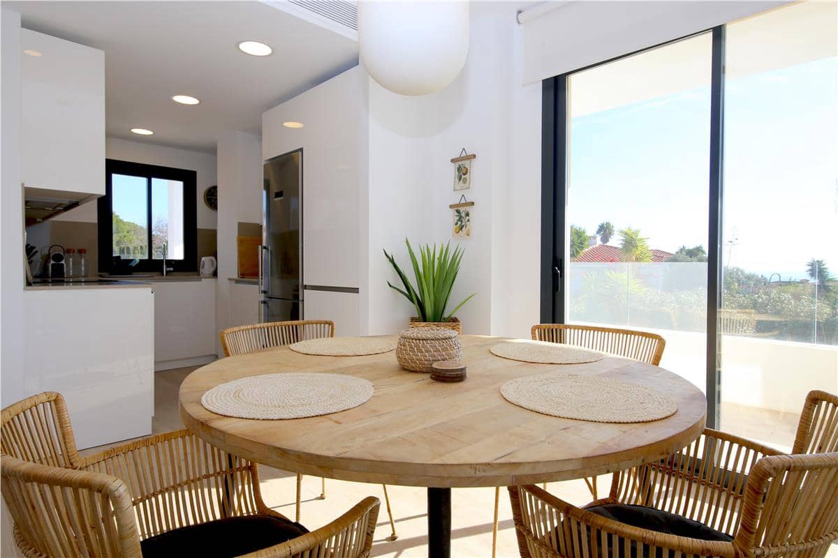 3 soveværelse Penthouse til leje i Estepona med swimmingpool garage - € 3.600 (Ref: 10165347)