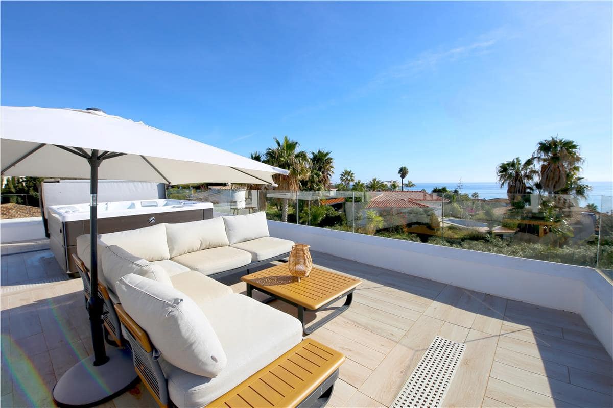 3 soveværelse Penthouse til leje i Estepona med swimmingpool garage - € 3.600 (Ref: 10165347)