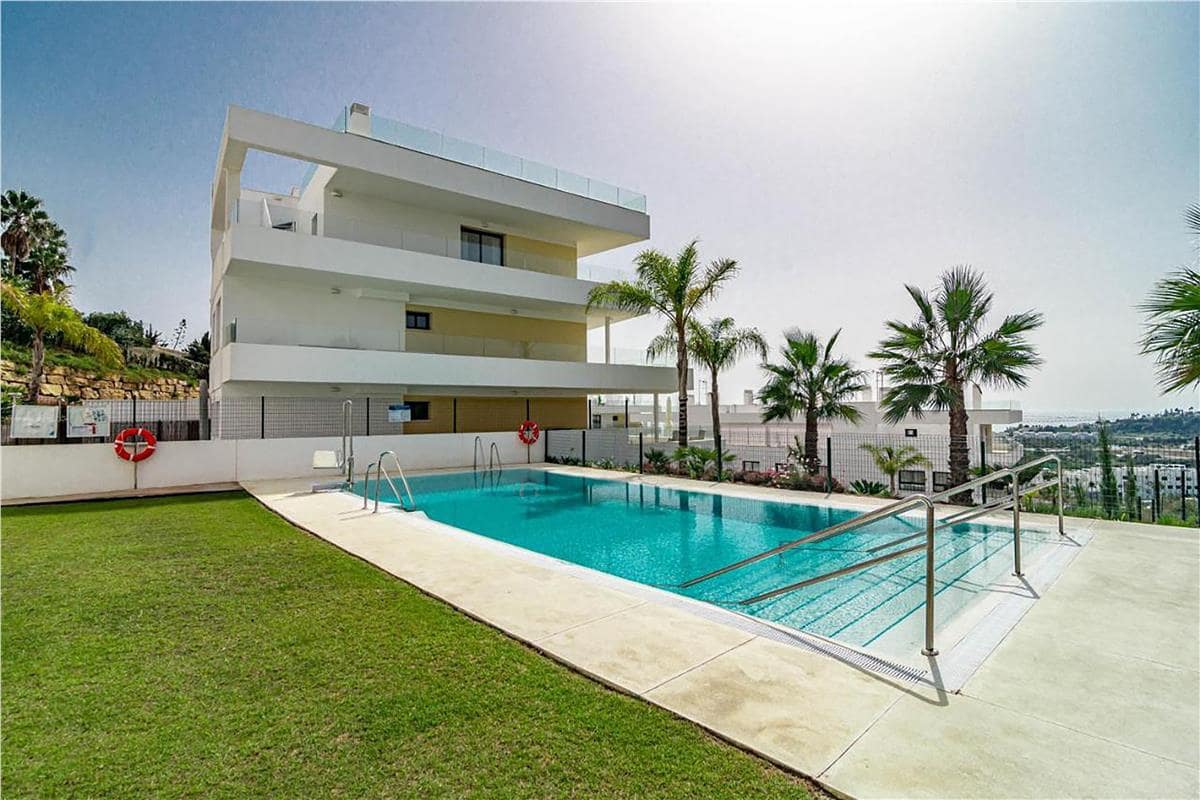 3 soveværelse Penthouse til leje i Estepona med swimmingpool garage - € 3.600 (Ref: 10165347)