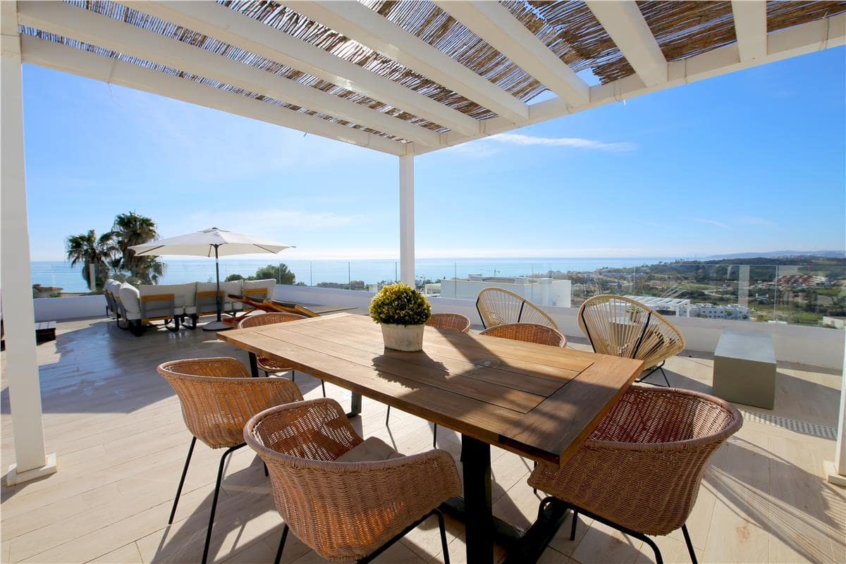 3 soveværelse Penthouse til leje i Estepona med swimmingpool garage - € 3.600 (Ref: 10165347)