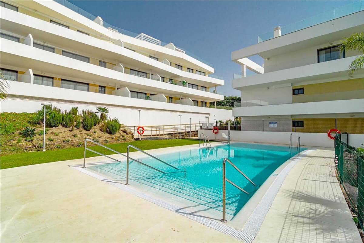 3 soveværelse Penthouse til leje i Estepona med swimmingpool garage - € 3.600 (Ref: 10165347)