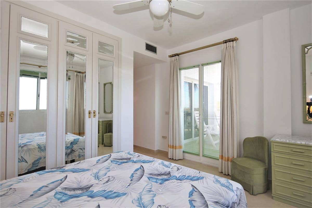 2 bedroom Penthouse for rent in Estepona with pool - € 1,200 (Ref: 8414857)