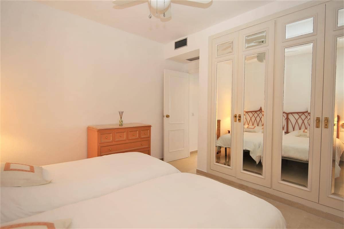 2 bedroom Penthouse for rent in Estepona with pool - € 1,200 (Ref: 8414857)