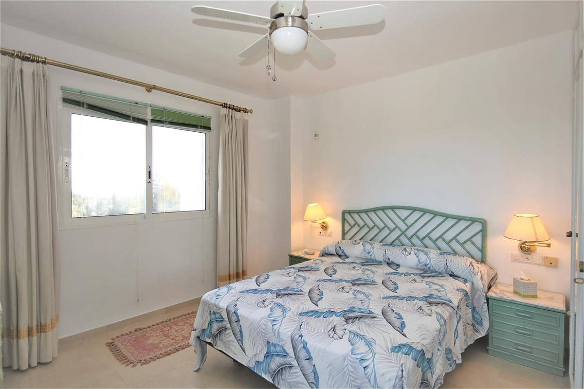 2 bedroom Penthouse for rent in Estepona with pool - € 1,200 (Ref: 8414857)