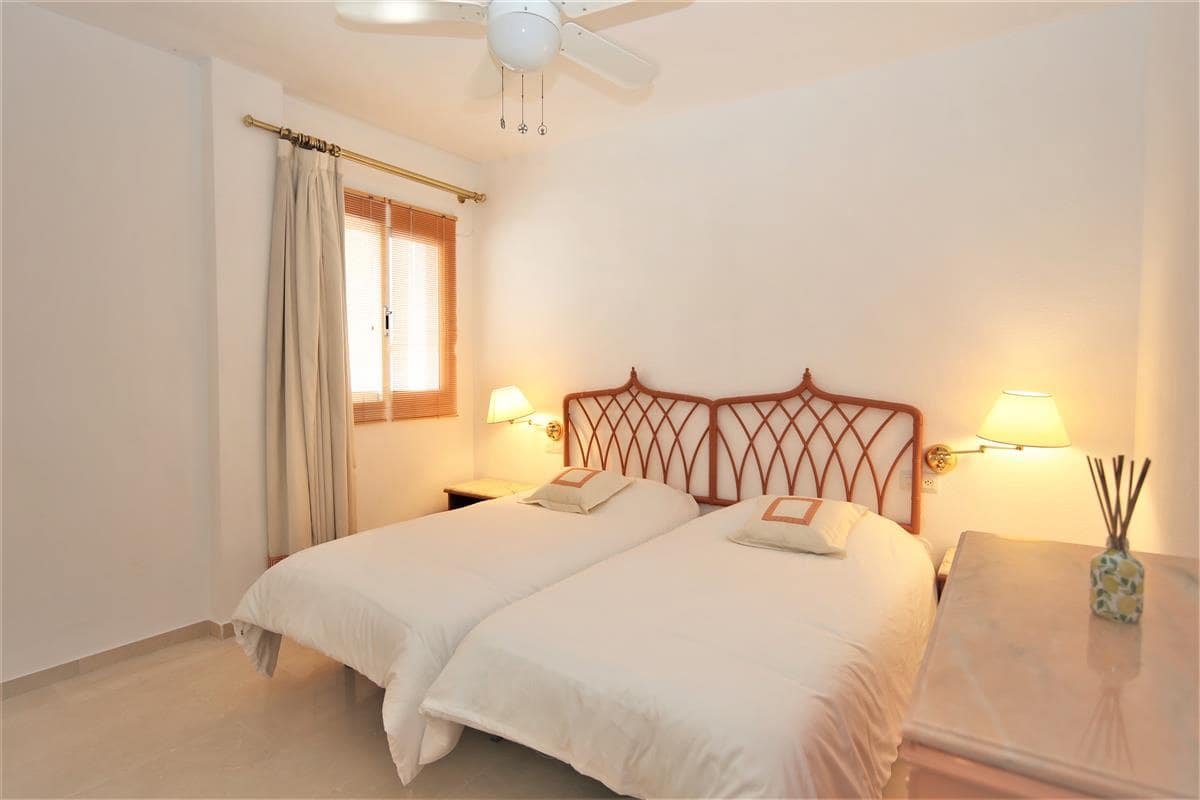 2 bedroom Penthouse for rent in Estepona with pool - € 1,200 (Ref: 8414857)