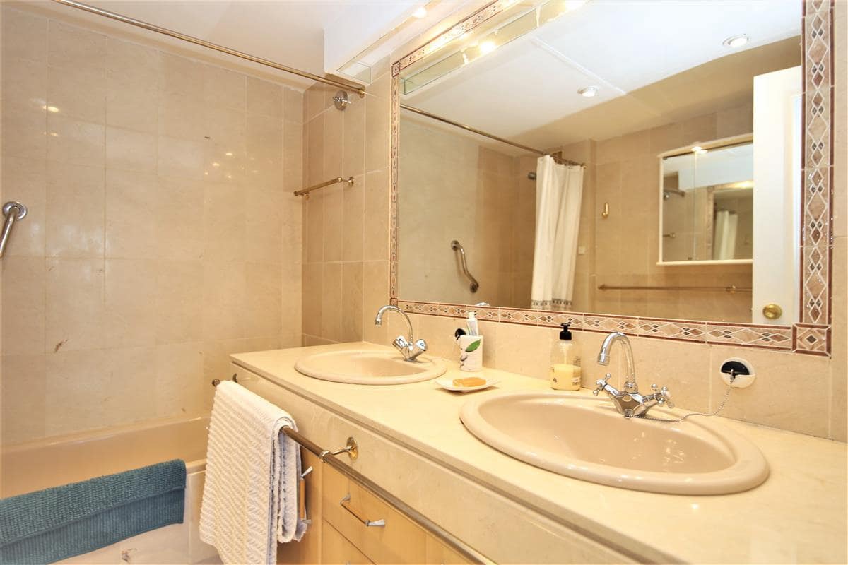 2 bedroom Penthouse for rent in Estepona with pool - € 1,200 (Ref: 8414857)