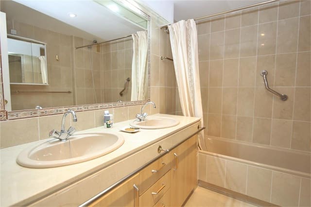 Penthouse de 2 chambres à louer à Estepona avec piscine - 1 200 € (Ref: 8414857)