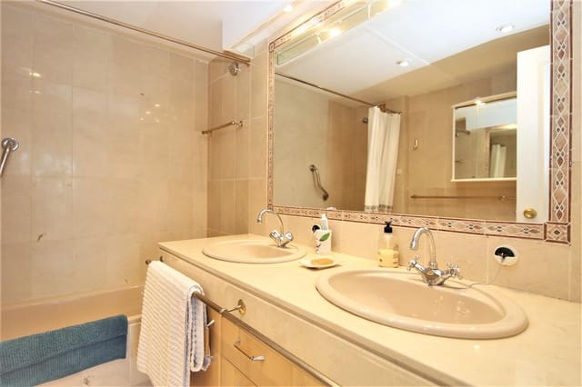 Penthouse de 2 chambres à louer à Estepona avec piscine - 1 200 € (Ref: 8414857)