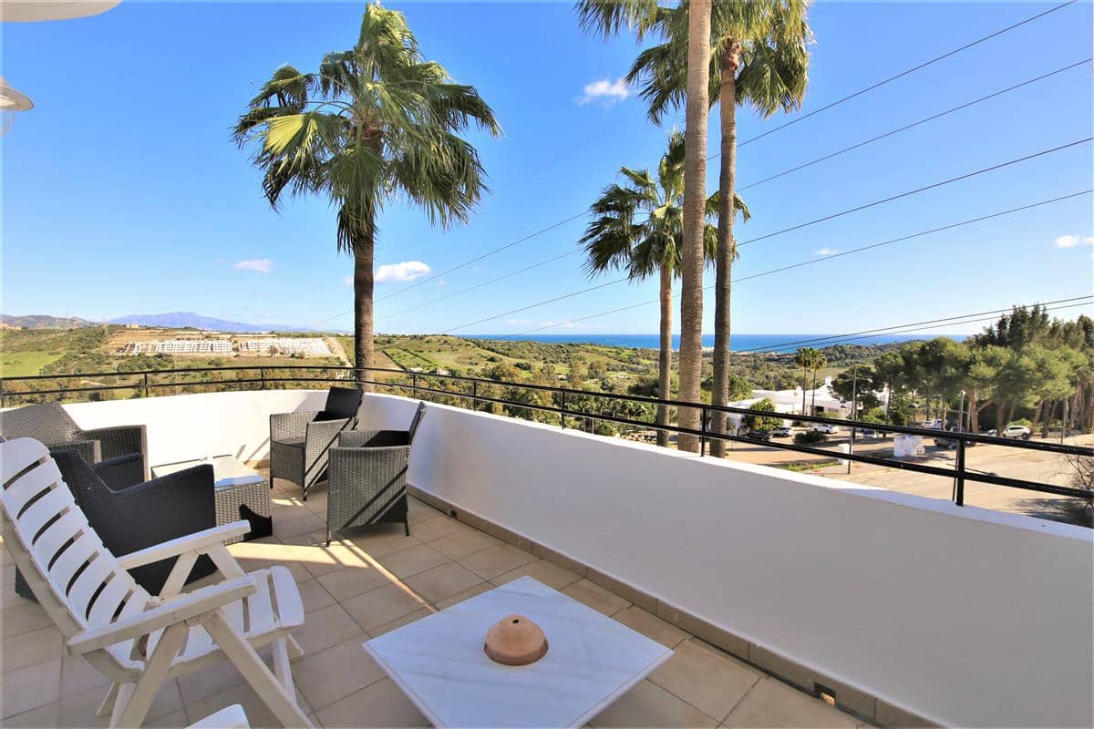 2 bedroom Penthouse for rent in Estepona with pool - € 1,200 (Ref: 8414857)