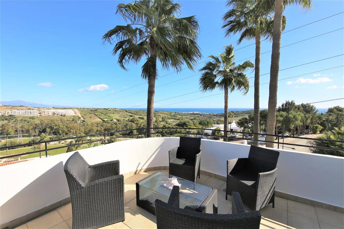 2 bedroom Penthouse for rent in Estepona with pool - € 1,200 (Ref: 8414857)