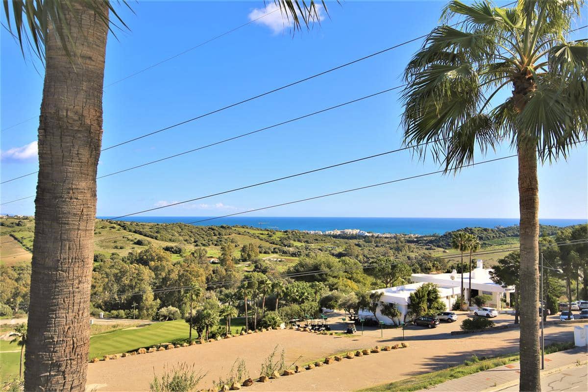 2 bedroom Penthouse for rent in Estepona with pool - € 1,200 (Ref: 8414857)