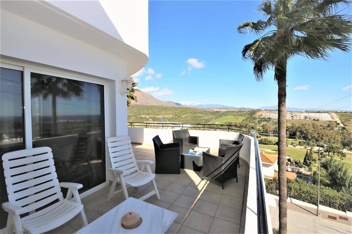 2 bedroom Penthouse for rent in Estepona with pool - € 1,200 (Ref: 8414857)