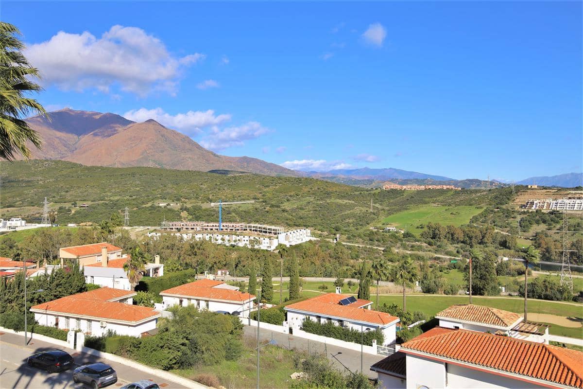 2 bedroom Penthouse for rent in Estepona with pool - € 1,200 (Ref: 8414857)