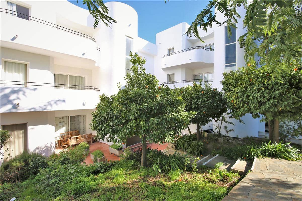 2 bedroom Penthouse for rent in Estepona with pool - € 1,200 (Ref: 8414857)