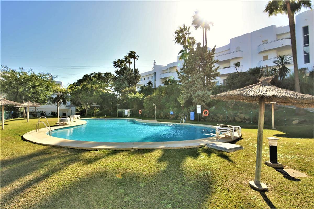 2 bedroom Penthouse for rent in Estepona with pool - € 1,200 (Ref: 8414857)