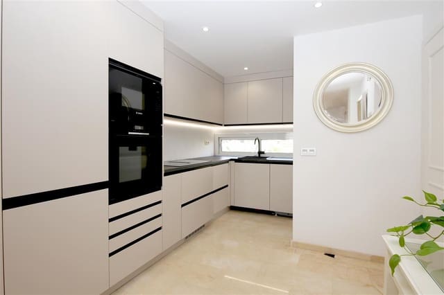 2 bedroom Penthouse for sale in Estepona with pool garage - € 749,000 (Ref: 8594454)