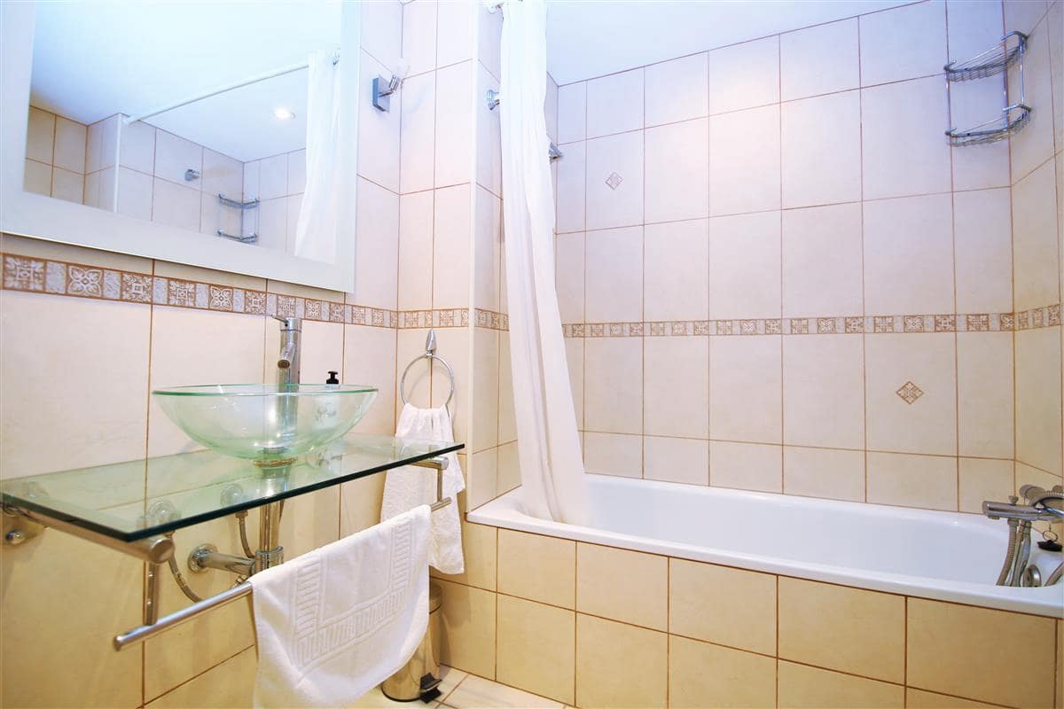 2 Zimmer Penthouse zu verkaufen in Estepona mit Pool Garage - 695.000 € (Ref: 8604471)