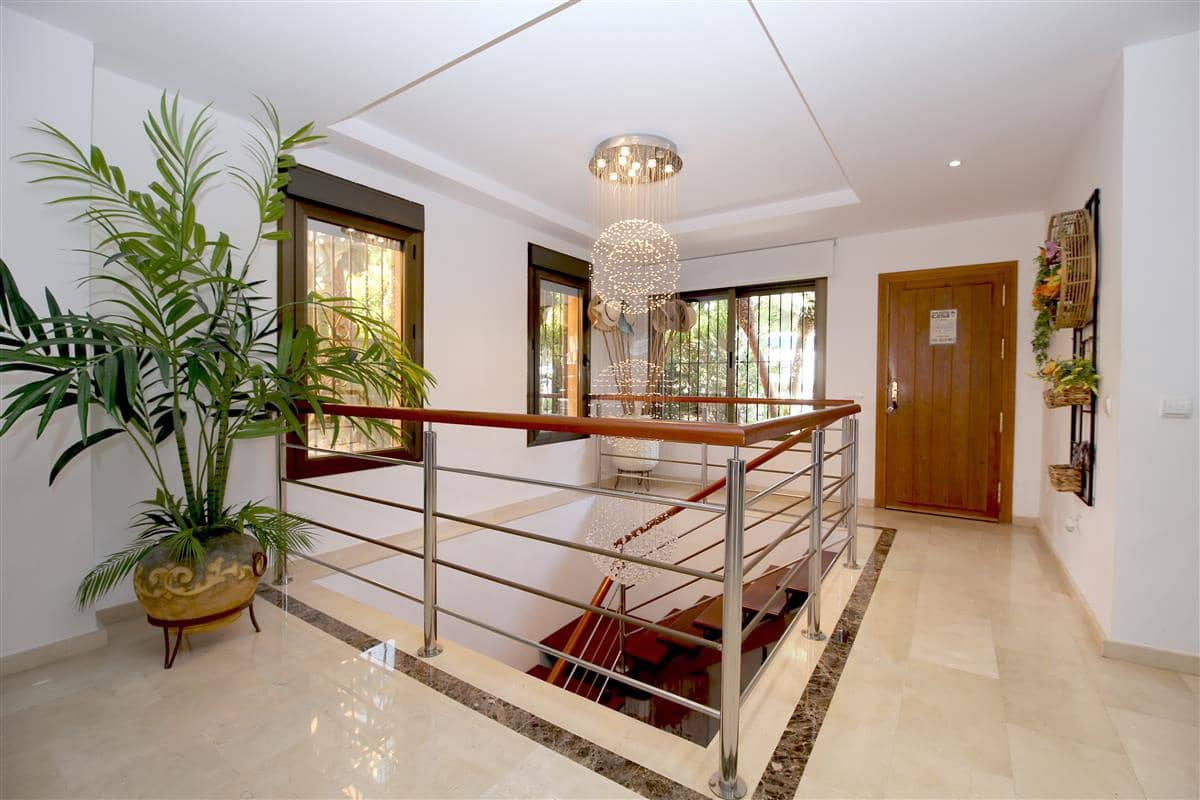 3 soveværelse Byhus til leje i Estepona med swimmingpool - € 3.000 (Ref: 9191587)